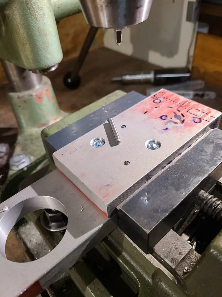 Verschraubte und verstiftete Aluminiumplatten vor dem Ausspindeln