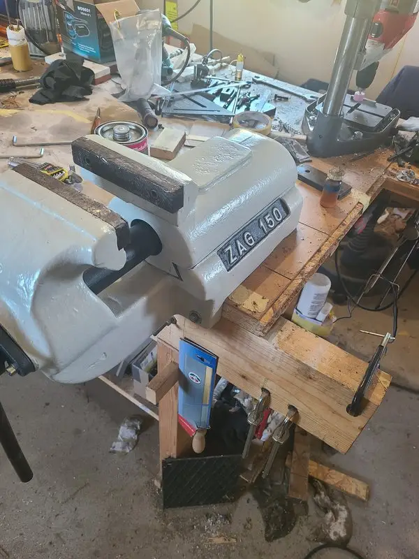 Gereinigte, aber weiterhin gebrauchte Ambossfläche des ZAG 150 Schraubstocks