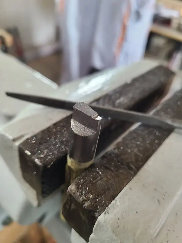 Erster selbst gefertigter Hobelmeißel aus Silberstahl und erste Bearbeitungsversuche am Werkstück