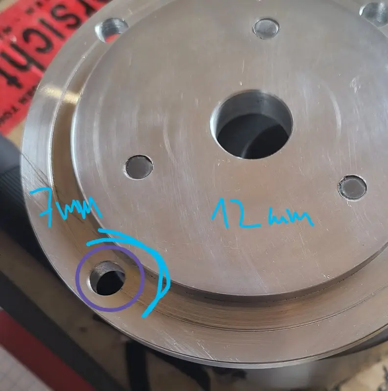 Nahaufnahme des Futterflansches mit markierter Materialstärke von sieben und zwölf Millimetern