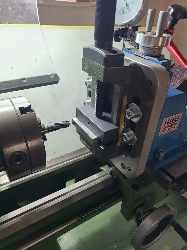 mounting of the adapter plate on the lathe's vertical milling slide
