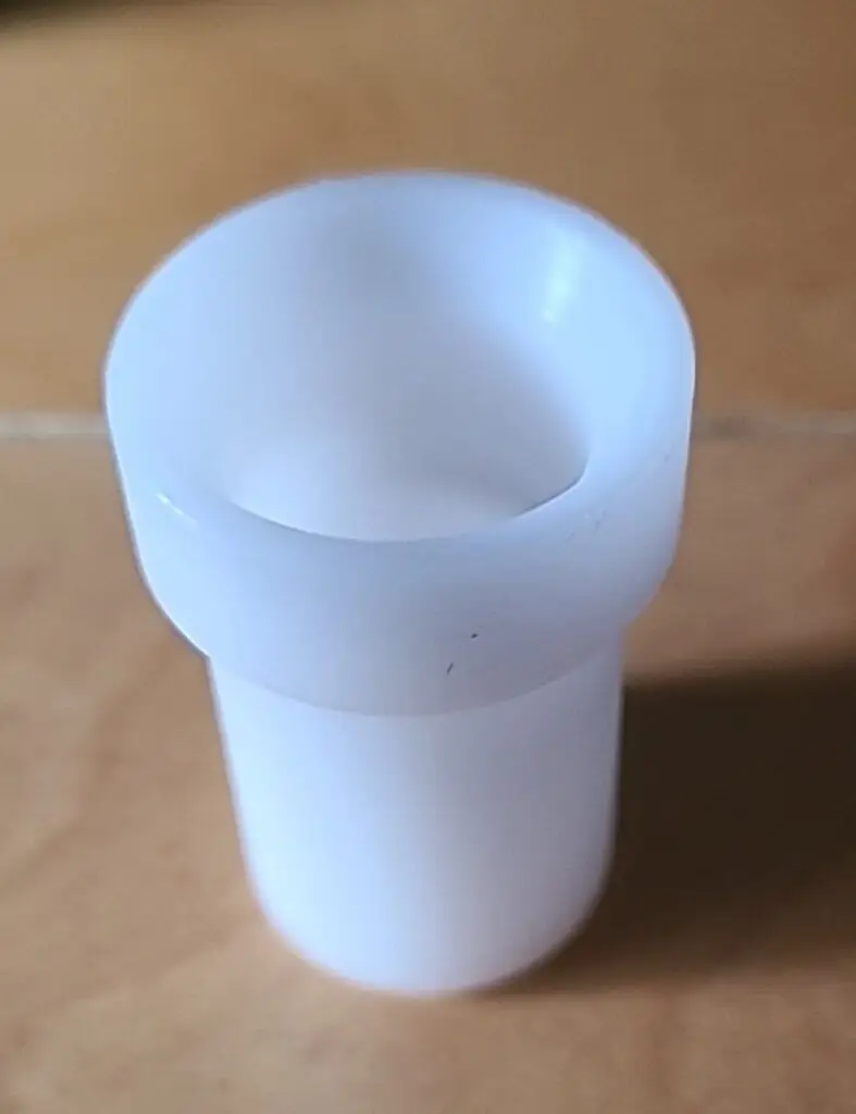 POM-C-Adapter für die Fehlbetankungssperre mit trichterförmigem Innenkegel
