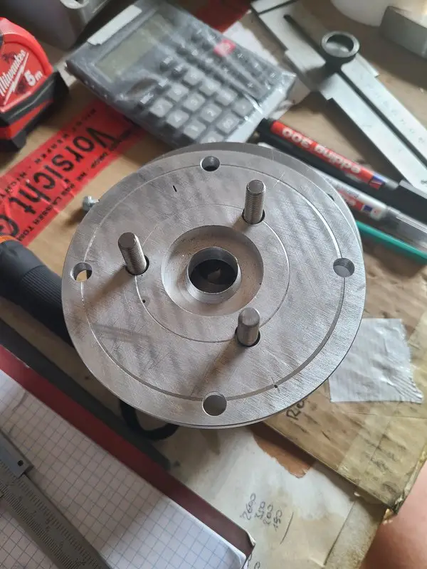 Futterseite des Aluminiumflansches mit vier Durchgangsbohrungen
