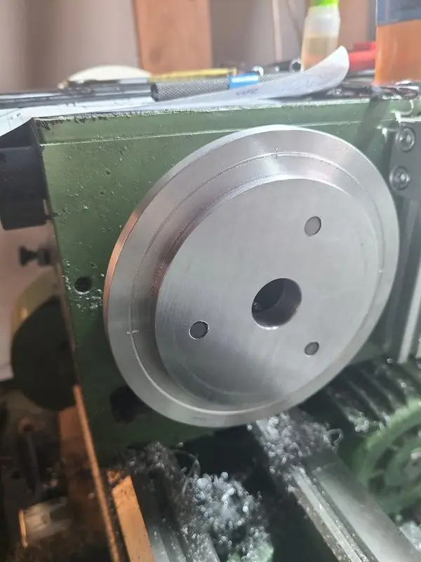 Fertig gedrehter Zentrieransatz auf der Futterseite des Aluminiumflansches