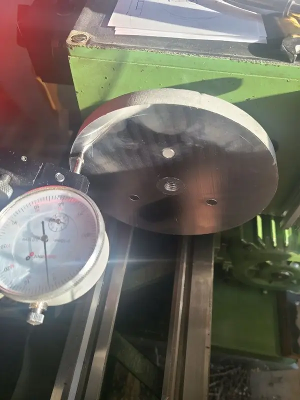 Futterflansch auf der Emcomat-Spindel bei der Planlaufkontrolle mit einer Messuhr